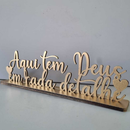 Frase Decorativa: Aqui tem Deus em Cada Detalhe <3 Dourado/Preto/Branco - Decoração de Ambientes