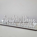 Frase Decorativa: Aqui tem Deus em Cada Detalhe <3 Dourado/Preto/Branco - Decoração de Ambientes