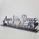 Frase Decorativa: Aqui tem Deus em Cada Detalhe <3 Dourado/Preto/Branco - Decoração de Ambientes