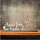 Frase Decorativa: Aqui tem Deus em Cada Detalhe <3 Dourado/Preto/Branco - Decoração de Ambientes