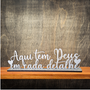 Frase Decorativa: Aqui tem Deus em Cada Detalhe <3 Dourado/Preto/Branco - Decoração de Ambientes