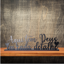 Frase Decorativa: Aqui tem Deus em Cada Detalhe <3 Dourado/Preto/Branco - Decoração de Ambientes